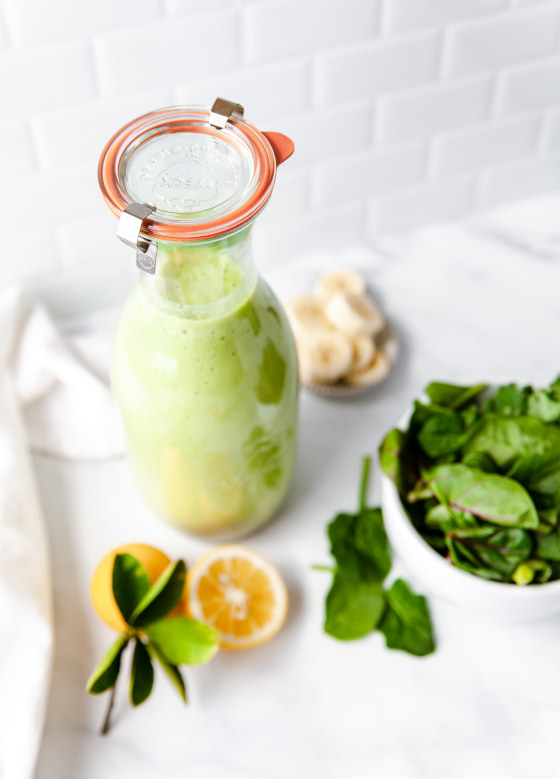 Abnehmen in den Wechseljahren: Foto von grünem Smoothie in Glasflasche