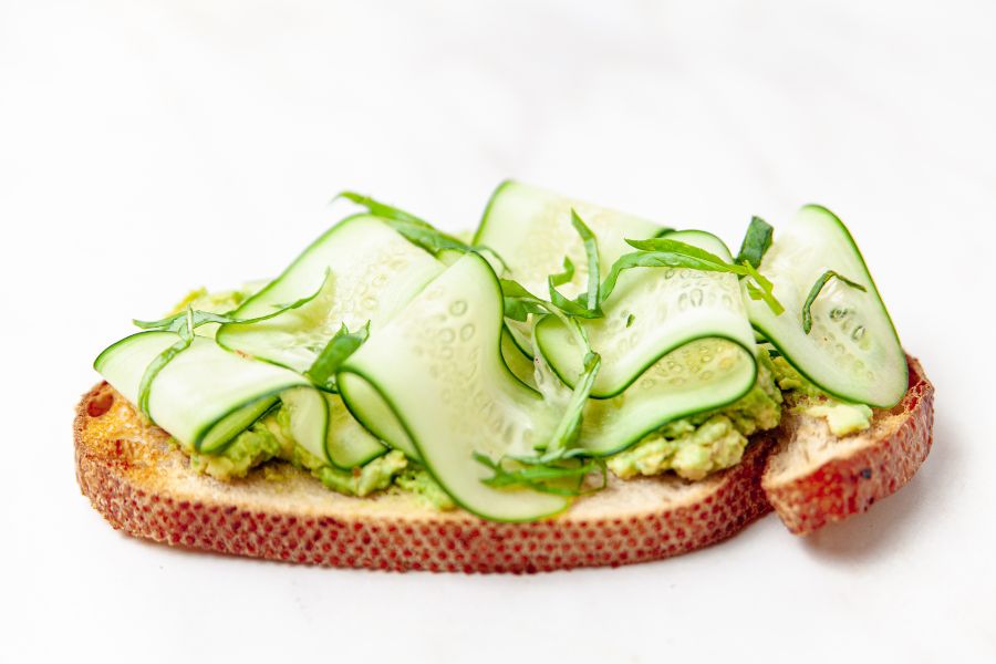 Abnehmen in den Wechseljahren: Brot mit Rührei, Avocado, Salat und Gurke zum Frühstück